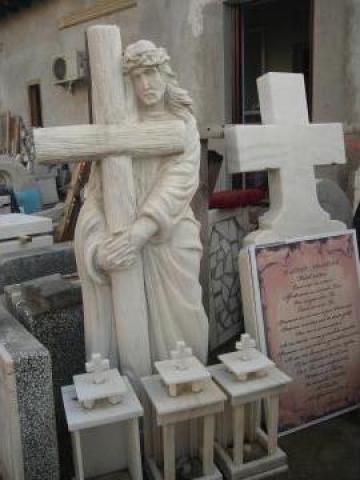 Statuie sculptata Isus langa cruce de la Black & White Com