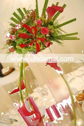 Aranjament floral nunta pentru masa in cilindru de sticla de la Unda Mai Srl