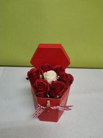 Aranjament cutie rosie cu trandafiri 0099 de la La Gradina Stil