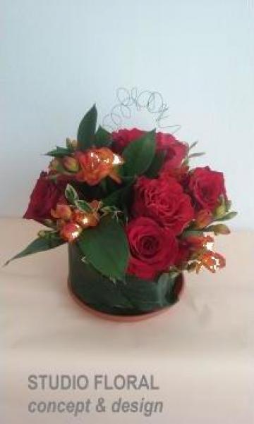 Aranjament floral trandafiri rosii si frezii de la Oancea I. Manuela Lucia