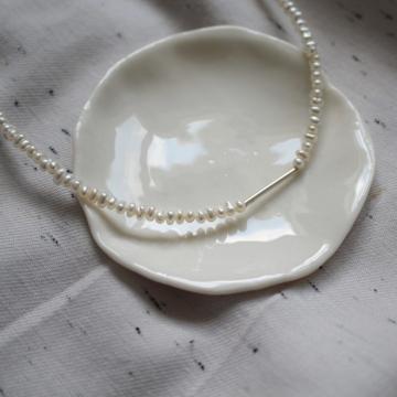 Colier Maya minimalist cu perle de la Raw Jewellery Srl