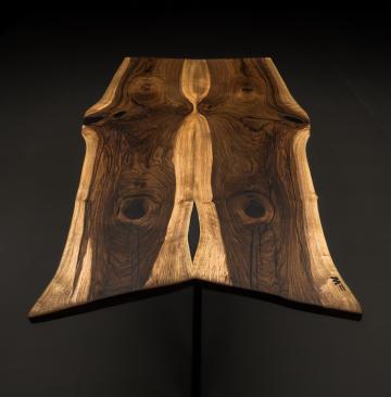 Masa din lemn masiv de nuc cu rasina epoxidica