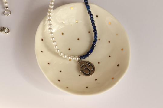 Colier Aum Unic cu Lapis Lazuli de la Raw Jewellery Srl