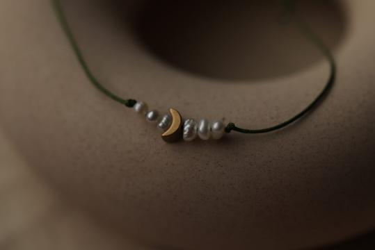 Bratara Moon cu perle de la Raw Jewellery Srl