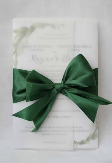 Invitatie nunta cu funda verde si foaie de calc de la Flower Power Gift