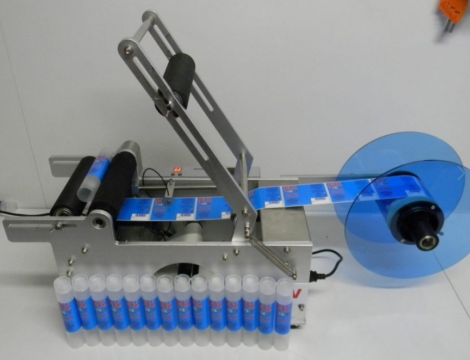 Masina de etichetat recipiente cilindrice de la Presa Ulei