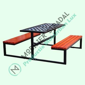 Set mobilier stradal cu masa de sah si banci lemn #SM204 de la Moblux Stradal SRL