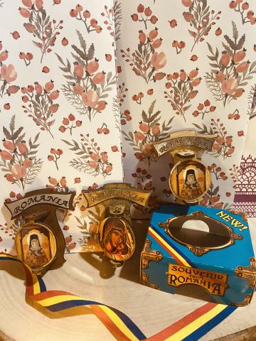 Icoane magnet rotunde lemn Souvenir Romania de la Candela Criscom Srl.