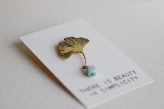 Brosa alama frunza de gingko de la Raw Jewellery Srl