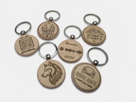 Breloc personalizat din lemn masiv - cadou unic de la Pele 3D Factory Srl