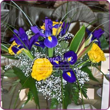 Aranjament floral trandafiri si irisi de la Simonne